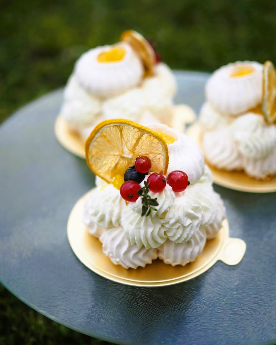 Pavlova s ovocem