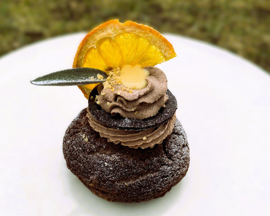 Čokoládový choux s pomerančovým curdem